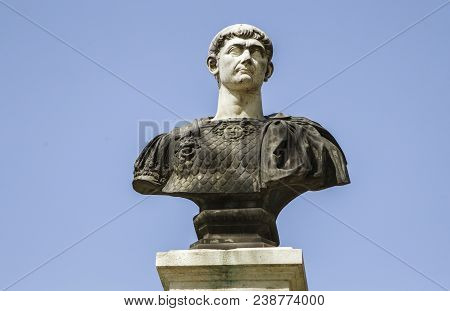 Drobeta Turnu-severin, Romania-april 04: The Statue Of Roman Emperor Trajan On April 04, 2018 In Dro