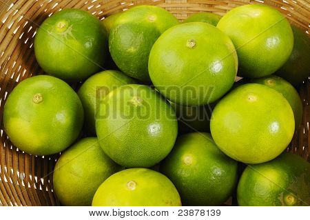 Zielone limonki w koszyku