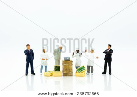 Miniature People: Indirect Channel For Sell Product To Consumer By Merchant. Image Use For Business 