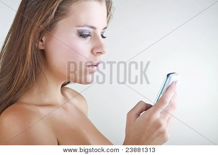 Mädchen mit Telefon