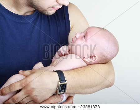 Ein guter Vater sein Sohn In seinen Armen hält