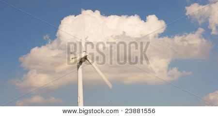 Moulin à vent dans le ciel