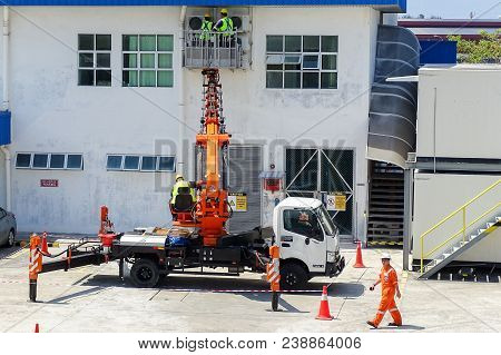 Labuan,malaysia-apr 10,2018:the Quality Assured Technicians Checking,repairing And Maintenance Airco