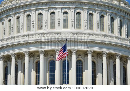 US Capitol building cupola dettaglio con sbattere la bandiera degli Stati Uniti - Washington DC