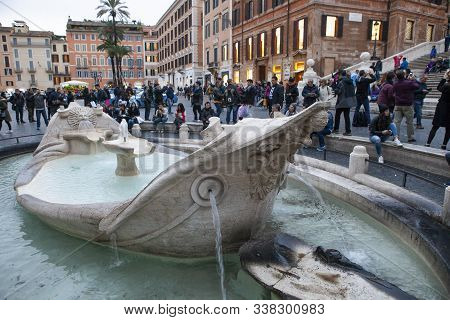 Rome Italy - November8,2016  : Large Number Of Tourist Sitting In Front Of Spanish Step Fountain Imp