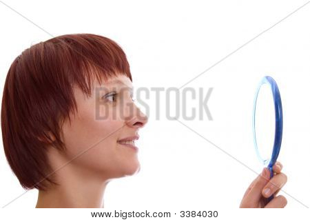 La ragazza dai capelli rossi e specchio