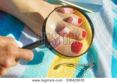 pedicure magnifying glass
