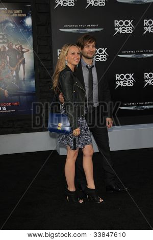 LOS ANGELES - 8 Haziran: Jennifer Meyer; Tobey Maguire. düzenlenen 'Rock of Ages' Los Angeles galasında 