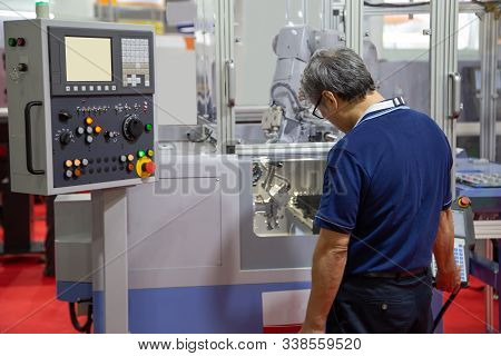 Worker Control Compact Cnc Lathe With Robotic Loading Workpiece