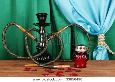 커튼 클로즈업의 배경에 나무 테이블에 물 담 뱃 대