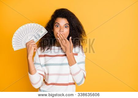 Photo Portrait Of Astonished Speechless Voiceless Quiet Girl Closing Her Mouth With Palm Holding Sta