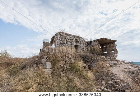The Ruins Of The Crusader Fortress - Templar - Toron Des Chevaliers Of The 12th Century. Captured An