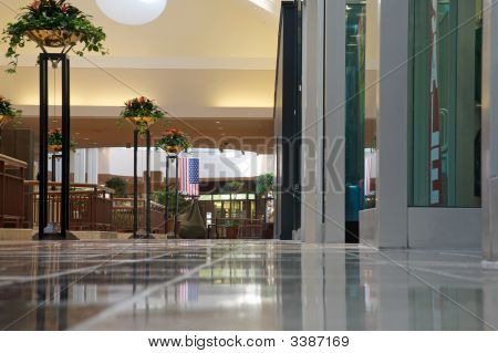 Shopping Mall - brilhante e limpo, mas vazio.