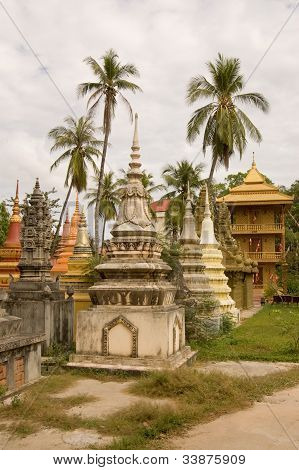 Stupas e palmeiras, Siem Reap, Camboja