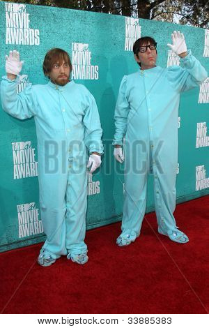 LOS ANGELES - JUN 3: Dan Auerbach; Patrick Carney ankommer til 2012 MTV Movie Awards på Gibson A