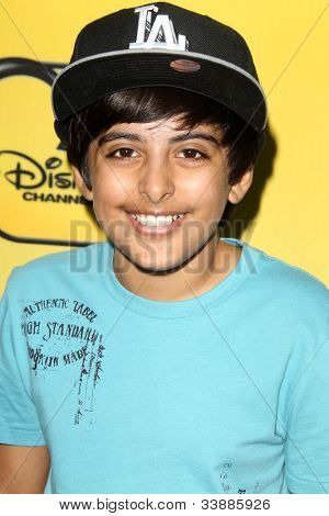 LOS ANGELES - JUN 5: Karan Brar ankommer til Premiere på Disney Channel's. 
