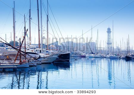 Porto marina Barcellona con teleferica torre e barche