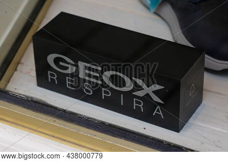 Bordeaux , Aquitaine France - 10 25 2021 : Geox Shoes Store Sign Text And Shop Brand Logo For Italia