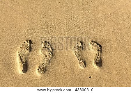 สองคู่ Footstep บนชายหาด