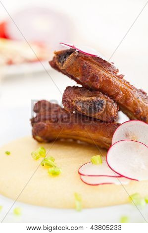 Ribbs หมูบนข้าวโพด Polenta ครีมเตียง