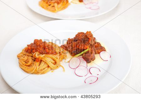 พาสต้ากับซอส Ribbs หมูบนเตียง Polenta