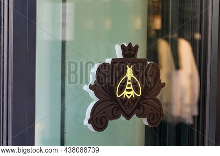 Bordeaux , Aquitaine France - 10 25 2021 : Bizzbee Shop Sign And Bee Bizz Logo Front Of Fashion Stor