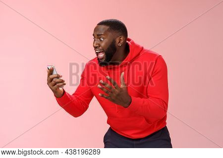 Desparate Angry Pissed African-american Irritated Man Yelling Smartphone Look Angry Phone Display Ge