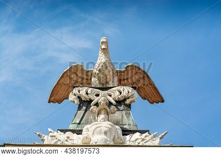 Poznan, Poland - August 09, 2021. Statues On The Roof Of Kornicka Library - Biblioteka Kornicka In P