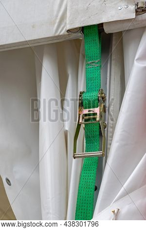 High Strength Strap With Ratchet Tying And Securing Load For Transport