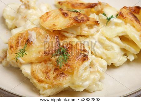Patatas Dauphinois servido en un plato.