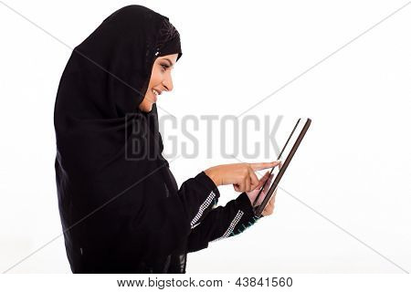 całkiem Bliskiego Wschodu kobieta przy użyciu komputera typu tablet na białym tle