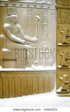 De Egyptische poorten onder de sneeuw