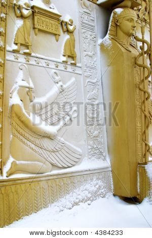 De Egyptische poorten onder de sneeuw