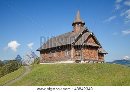Wandelen in de Zwitserse Alpen in de buurt van Stoos