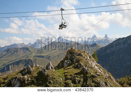 Wandelen in de Zwitserse Alpen in de buurt van Stoos