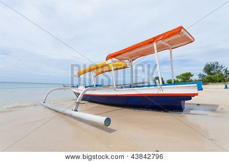 Barca da pesca nella baia sull'isola di Gili Air di Bali, Indonesia