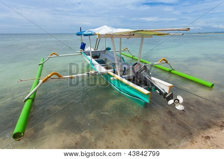 Barca da pesca nella baia sull'isola di Gili Air di Bali, Indonesia