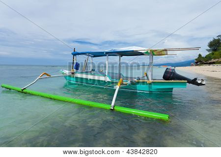 Barca da pesca nella baia sull'isola di Gili Air di Bali, Indonesia
