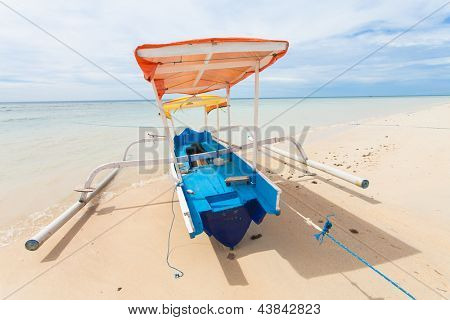 Barca da pesca nella baia sull'isola di Gili Air di Bali, Indonesia