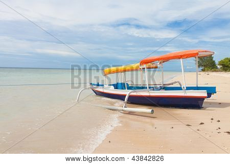 Barca da pesca nella baia sull'isola di Gili Air di Bali, Indonesia