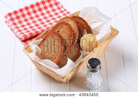 pan frito con ajo en una cesta dispersa