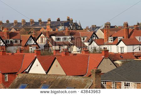 Czerwone dachy na nowoczesnym osiedlu, Scarborough, Wielka Brytania.