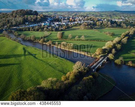 Editorial Llandeilo, Uk - November 02, 2021: The River Towy As It Flows Through The Town Of Llandeil