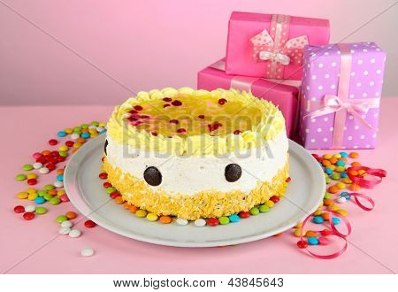 Happy birthday cake i prezenty, na różowym tle