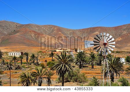 ภูมิทัศน์ของแอนติกา ในตู้ บาสก์ สเปน กับ windpump ในเบื้องหน้า
