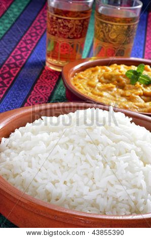 крупным планом некоторых чаши с рисом басмати и корму карри