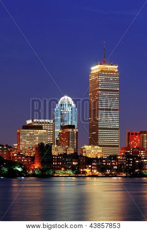 Panorama města Boston za soumraku s Prudential věží a městské mrakodrapy přes Charles River s odstíny nejsvětlejších