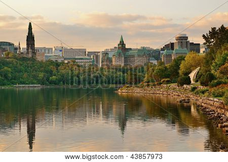 Ottawa byens skyline ved solopgang om morgenen over floden med urban historiske bygninger og farverige