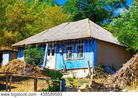 Forsake Rustic House . Abandoned Countryside Yard In Summer