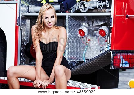Carro de fuego y mujer sexy